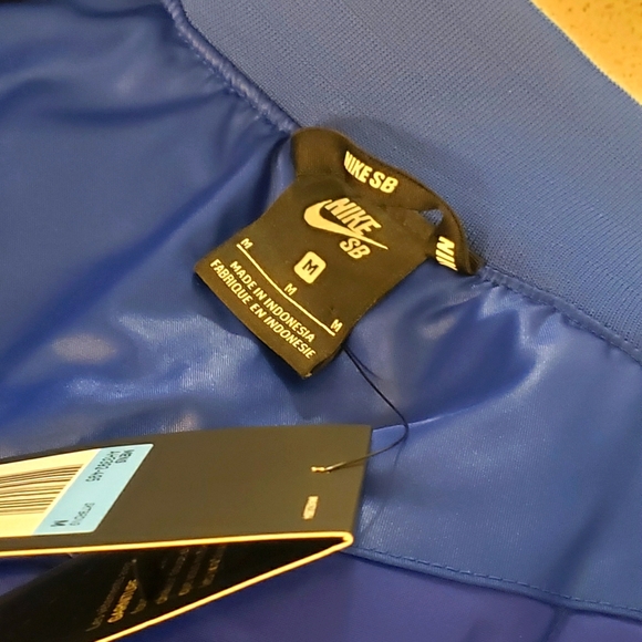 Vintage NIKE SB NEW YORK KNICKS Satin Jacket - Picture 4 of 10